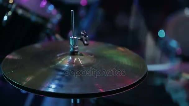 Platten auf dem Schlagzeug aus nächster Nähe — Stockvideo