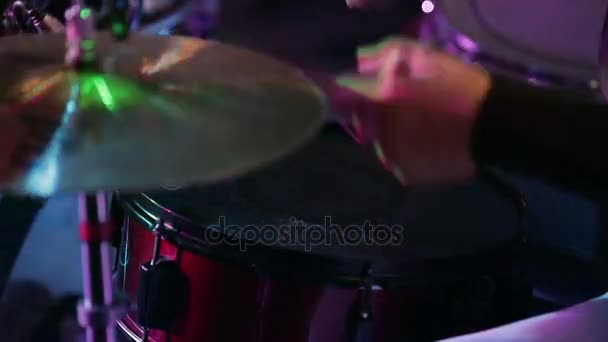 Ambient teatrale di un concerto. Uomo che suona la batteria . — Video Stock