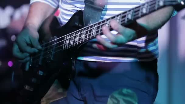 Guitarrista de rock concerto ao vivo com público e iluminação — Vídeo de Stock