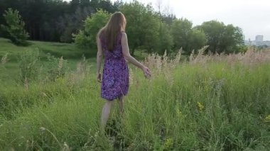 gün batımı genç kıza çiçek yeşil alanda dokunmadan