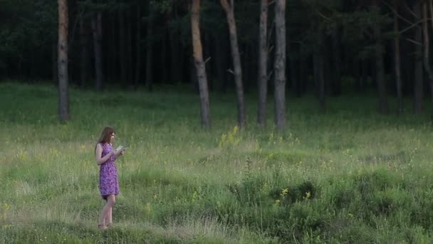 Belle fille sur le fond de forêt d'épinette 