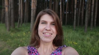 Kadın Selfie parkta yapar.