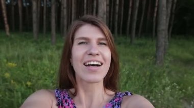 Mutlu kadın yapma Selfie ormanda
