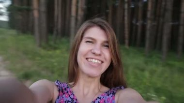 Güzel genç kadın selfie yapıyor