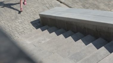 Üst katta tek başına çalışan genç kadın