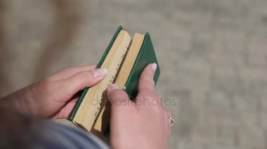 kadın bir kitap sözlük okuma çalışması için İngilizce