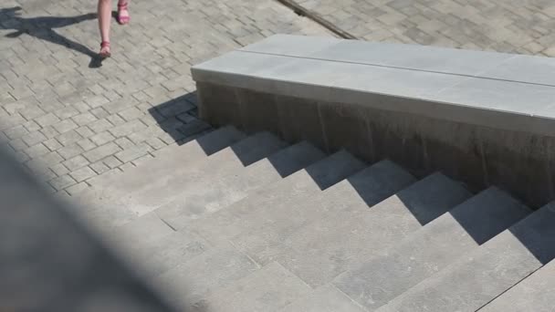 Молода жінка біжить поодинці вгору по сходах — стокове відео