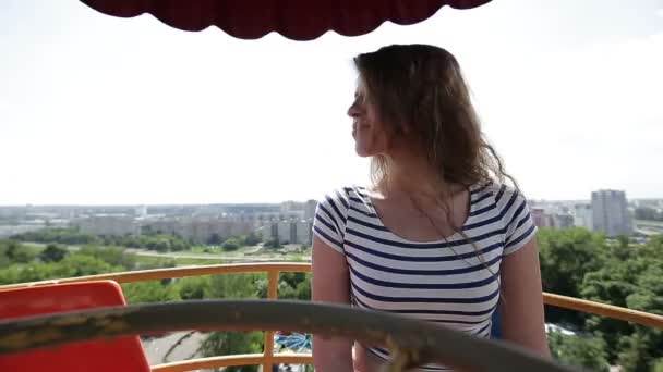 Güzel kız bir dönme dolap tesisi — Stok video