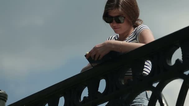 Ευτυχισμένο το όμορφο κορίτσι σε μια γέφυρα για το καλοκαίρι — Αρχείο Βίντεο