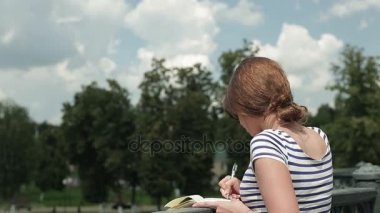 Sabahları bir Köprüsü'nde kadın çizim.