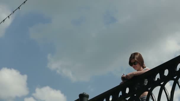Frau auf einer Brücke — Stockvideo