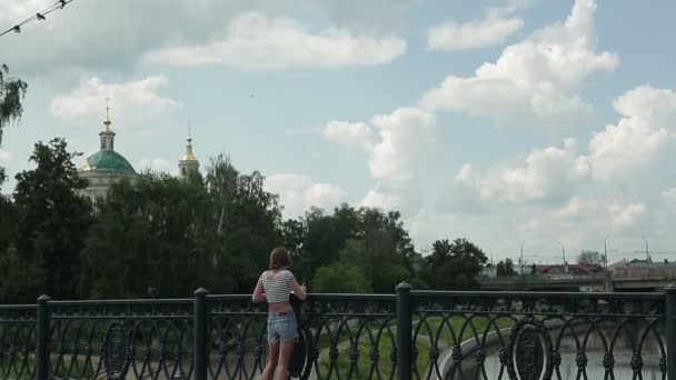 Der Künstler zeichnet auf einer Brückenlandschaft — Stockvideo