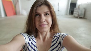 Güzel kadın stüdyoda bir selfie alarak