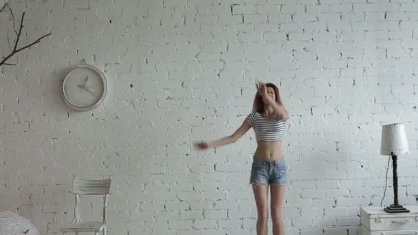 Zorgeloos jonge vrouw dansen — Stockvideo