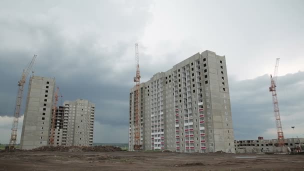 Crane and building construction site against gray sky — Stock Video