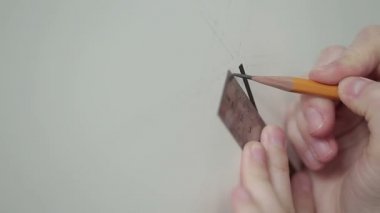 kadın mimar çizim satırı bir cetvel üzerinde