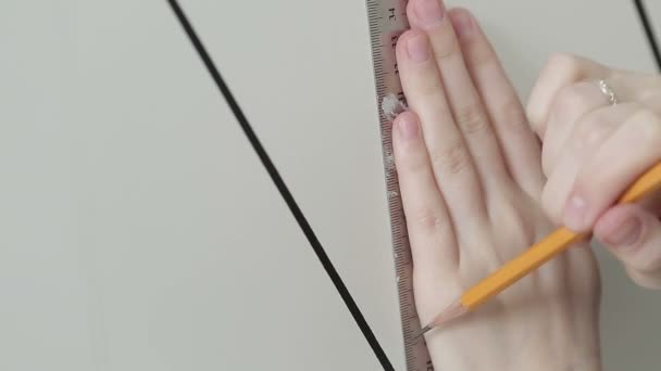 Línea de dibujo de arquitecta mujer en una regla — Vídeo de stock