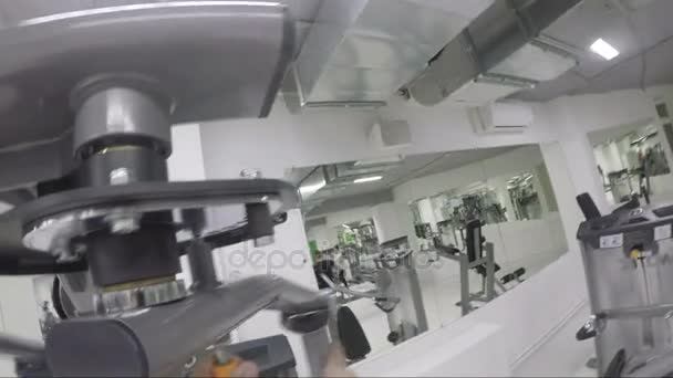 POV. Hombre en el GYM ha estado en la máquina por las manos — Vídeos de Stock