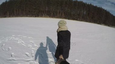 Siyah elbiseli bir adam ileri macera için önde gelen kız.