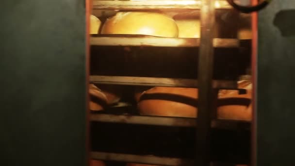 新鲜面包在烤箱中旋转 — 图库视频影像