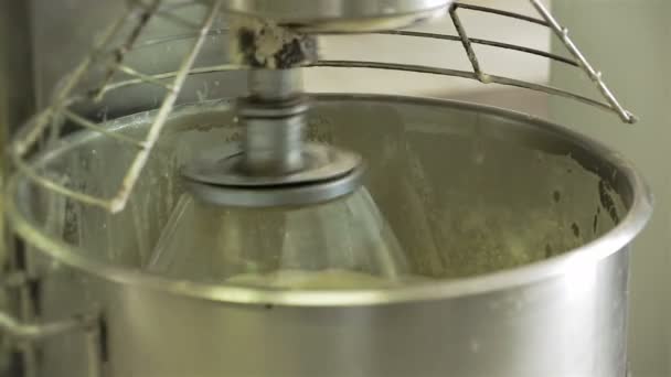 Mixer wit zweep crème voor gebak — Stockvideo