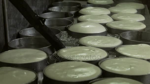 Produkcji sera tradycyjne ręcznie. — Wideo stockowe