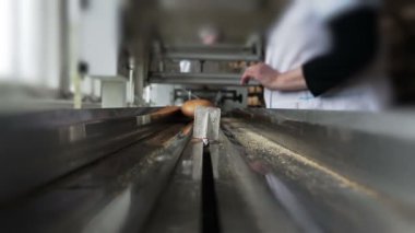 Ambalaj Plastik bir Konveyör bant üzerine ekmek. POV