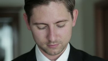 Mutlu bir şekilde kameraya gülümseyen adam