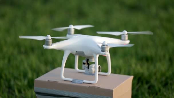 Drone con el paquete está listo para el despegue — Vídeo de stock