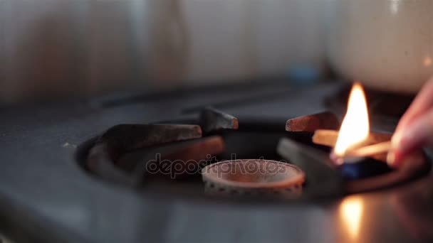 Encendido del gas en el quemador de la estufa vieja — Vídeos de Stock