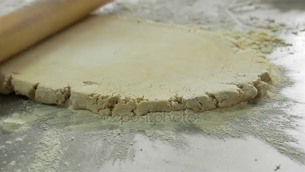 Pâte à pétrir Baker avec rouleau à pâtisserie — Video