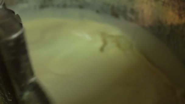 Производство сливочного масла — стоковое видео