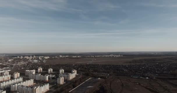 Panorama jest w nowoczesnej dzielnicy mieszkalnej. Widok z lotu ptaka — Wideo stockowe
