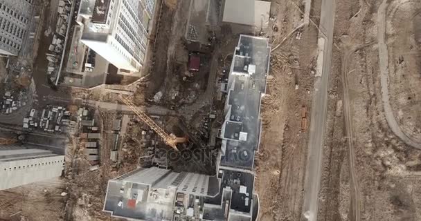 Volando sobre el sitio de construcción de casas de apartamentos — Vídeo de stock