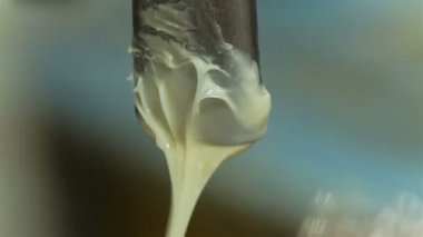 Tereyağı borudan konteyner içine yağıyor