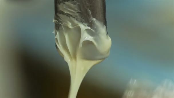 Butter fließt aus dem Rohr in den Behälter — Stockvideo