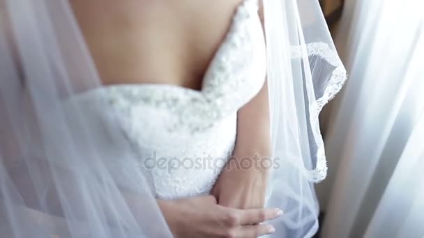 Primer plano las manos de la novia en un vestido blanco — Vídeo de stock