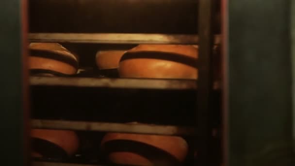 Hornear pan en un horno — Vídeos de Stock