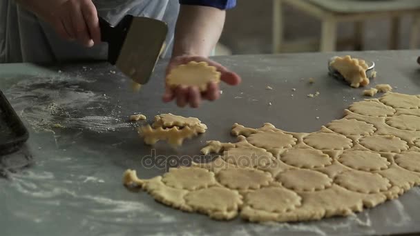 Un vassoio di biscotti nel panificio — Video Stock