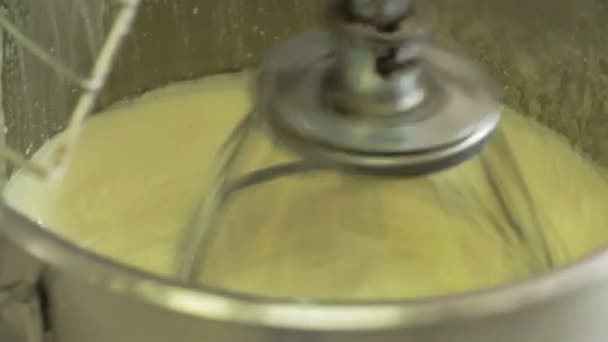 Закрытие сливочного масла и яиц для торта в электрическом смесителе — стоковое видео