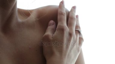 Çekici kız yakından omzuna dokundu