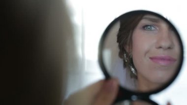 Kız bir ayna ve ona makyaj yapıyor tutar