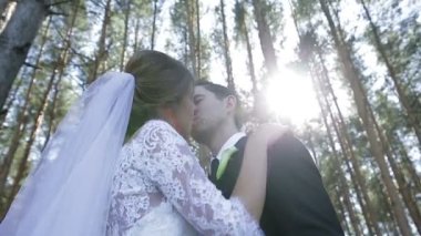 Gün batımında aşık yeni evli çift