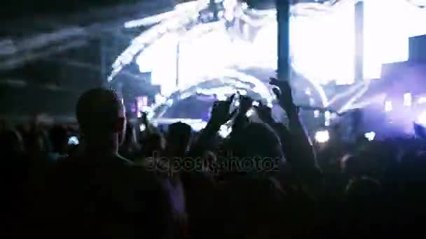 Images d'une foule faisant la fête — Video