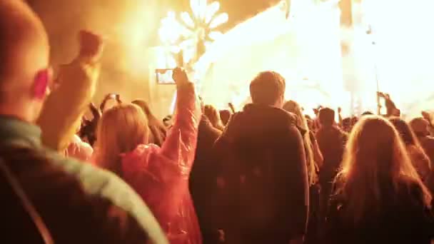 La gente está bailando frente al escenario — Vídeos de Stock