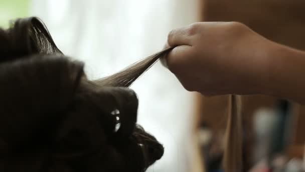 O estilista faz cachos para a noiva. Close-up — Vídeo de Stock