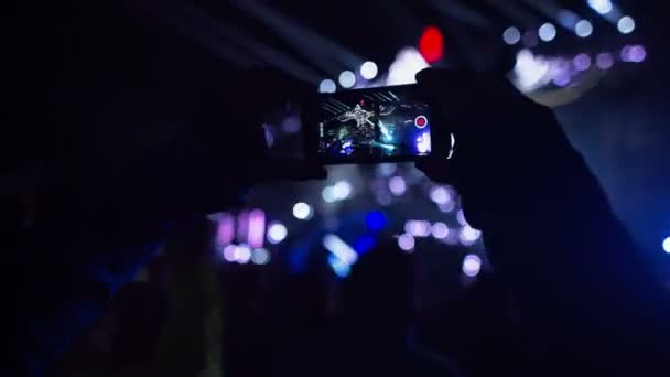 Detail z rukou s mobilním telefonem natáčení video na hudební koncert — Stock video