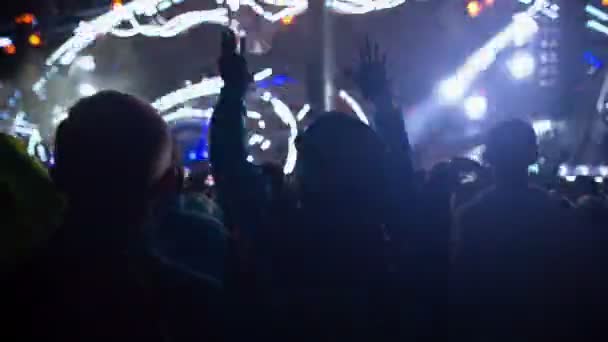 Mucha gente aplaudiendo en la fiesta de música — Vídeos de Stock
