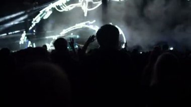 Gece festival kalabalık dans