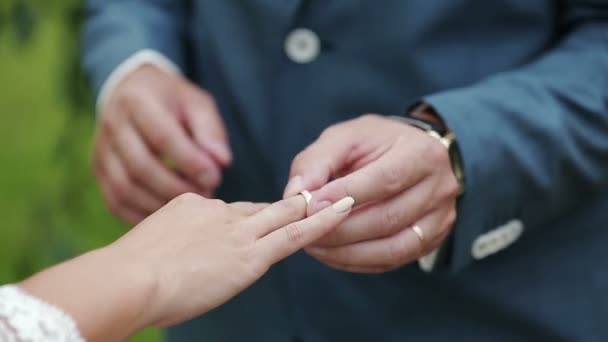 Groom wears the ring bride — Stock Video